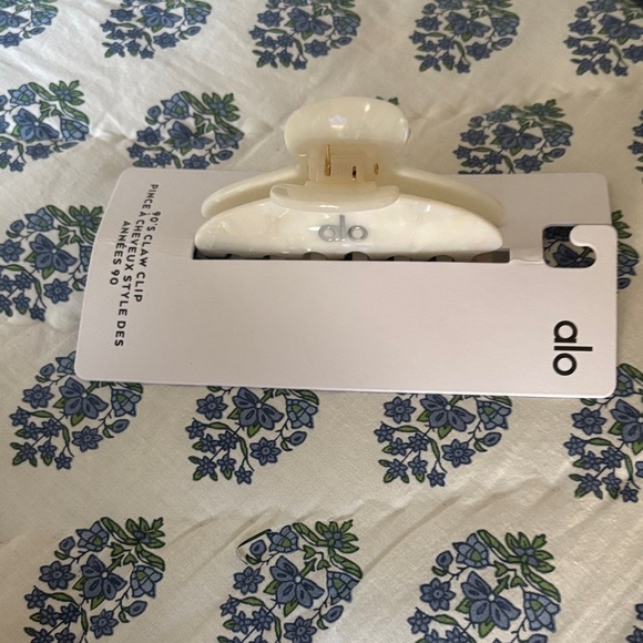ALO Yoga White Hair Clip - Picture 4 of 4